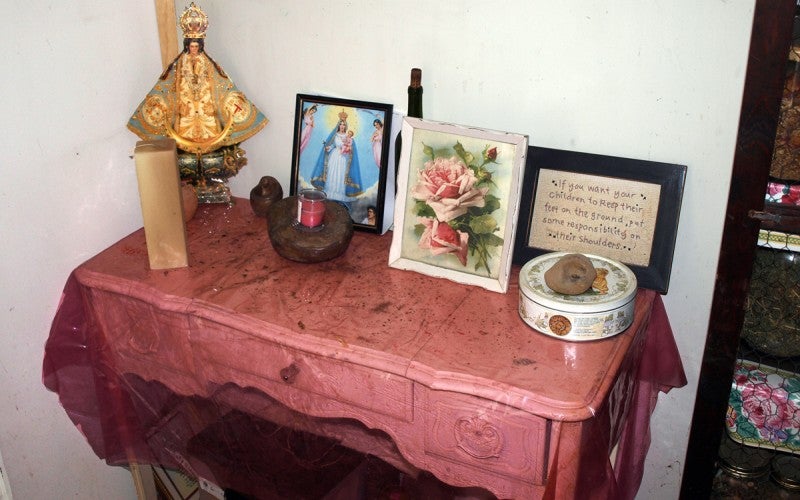 A wooden pink table decorated with picture frames.