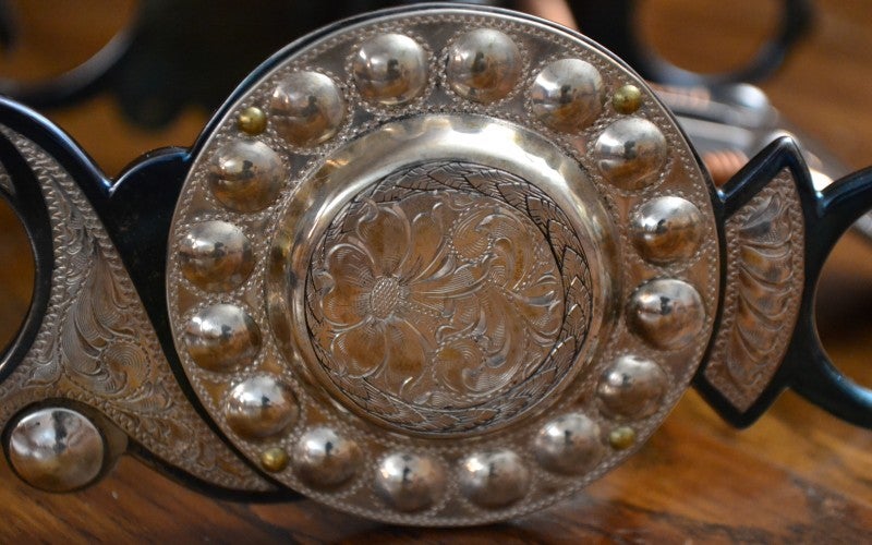 A round silver buckle.
