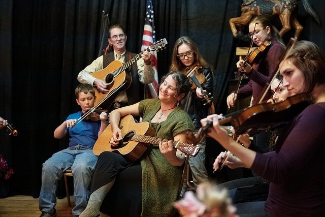 Shari Ame with her fiddle students at a concert
