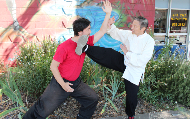 Leung demonstrates a move against an opponent.