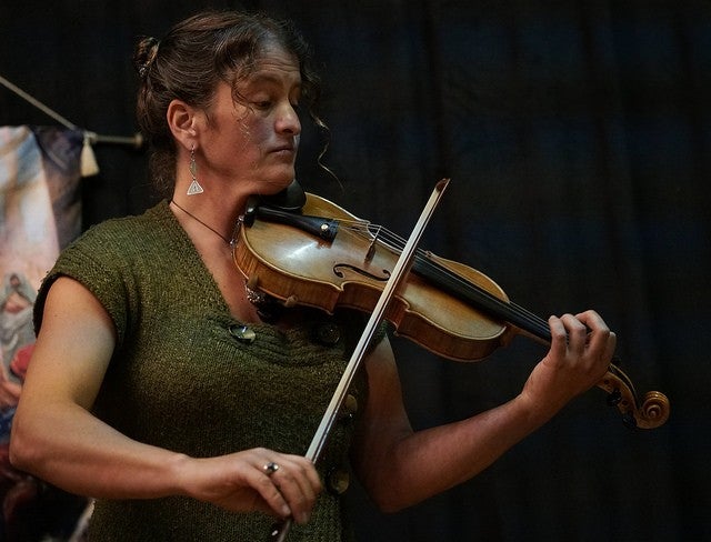 Portrait of Shari Ame playing the fiddle